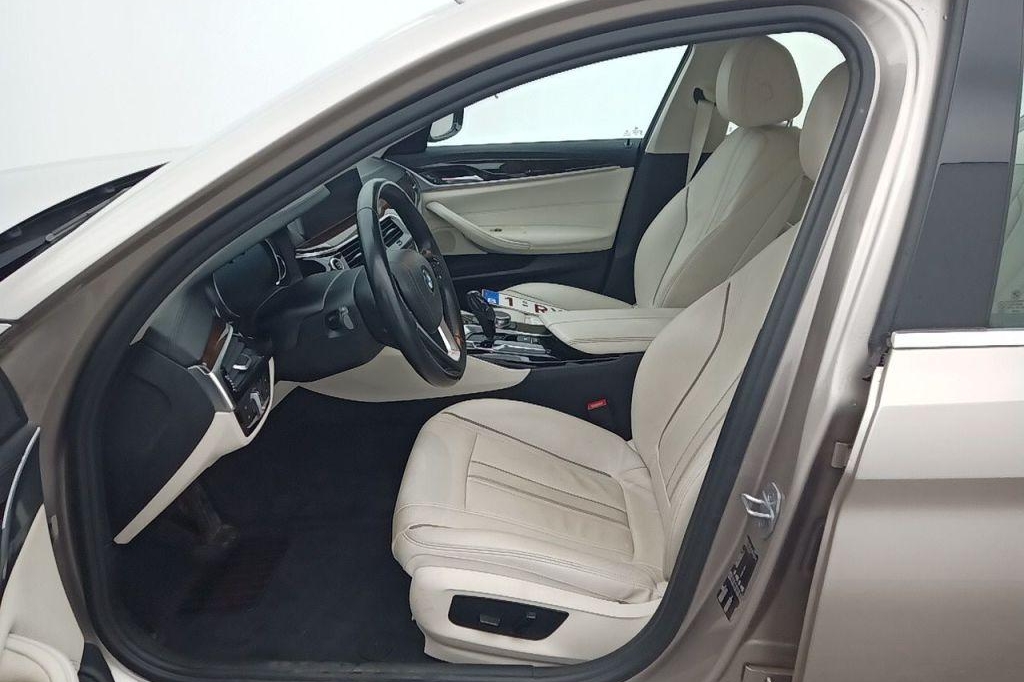 BMW 5 Series 2017 фото 6