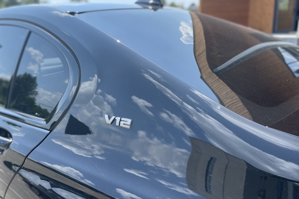 BMW 760 Long XDrive 2021 photo 9