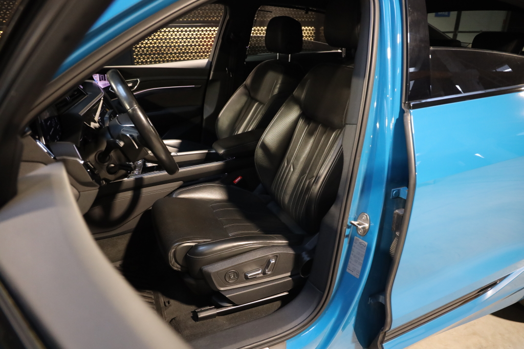 Audi e-tron S 2020 фото 34