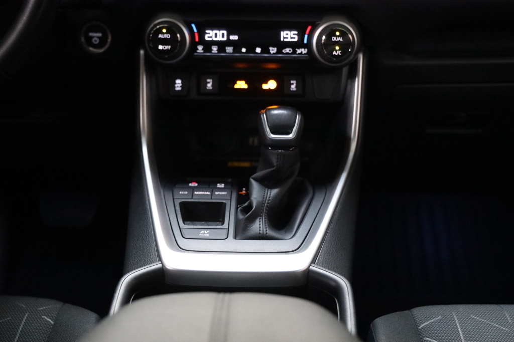 Toyota RAV4 2023 фото 18