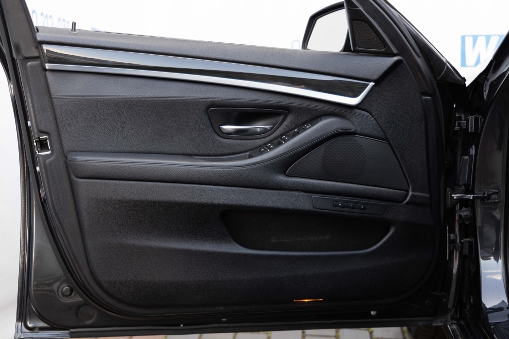 BMW 5 Series 2011 фото 11