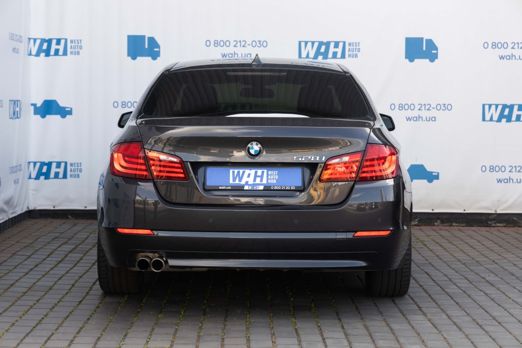BMW 5 Series 2011 фото 8