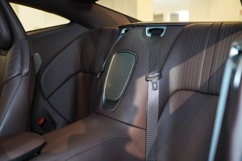 Aston Martin DB11 2018 фото 11