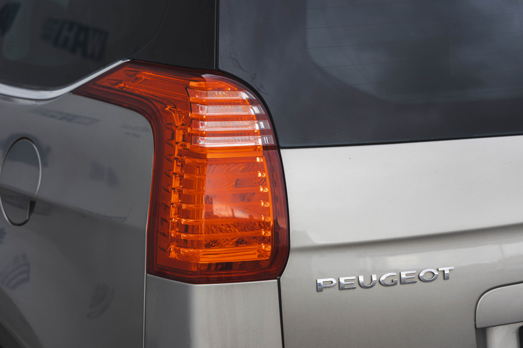 Peugeot 5008 2012 photo 11