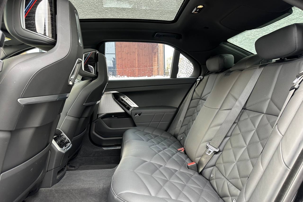 BMW 7 Series 740d 2024 фото 15