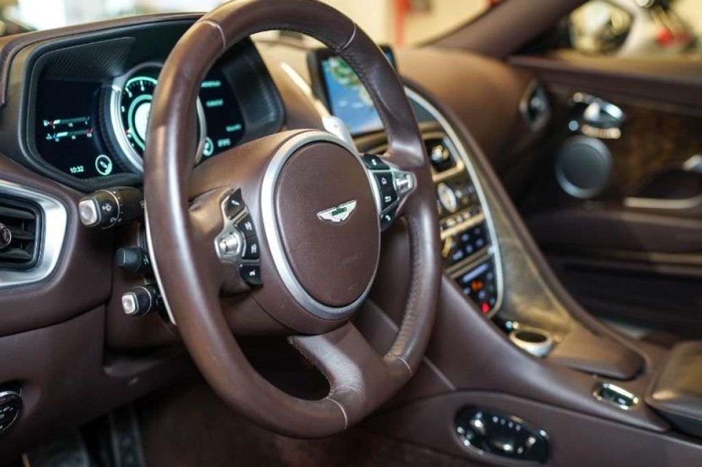 Aston Martin DB11 2018 фото 4