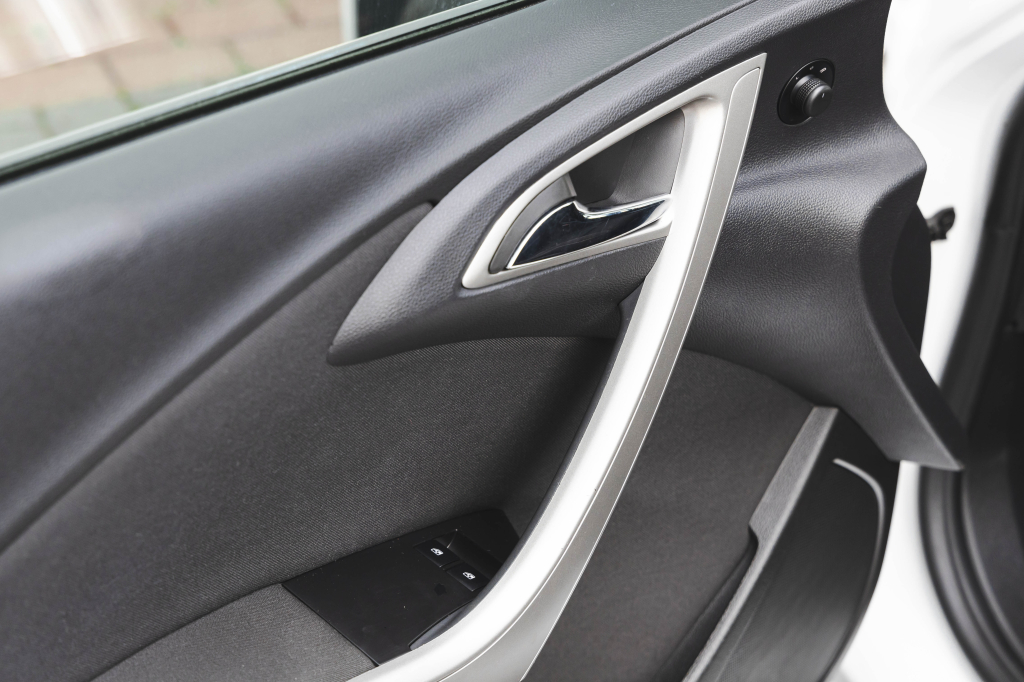 Opel Astra J 2011 фото 10