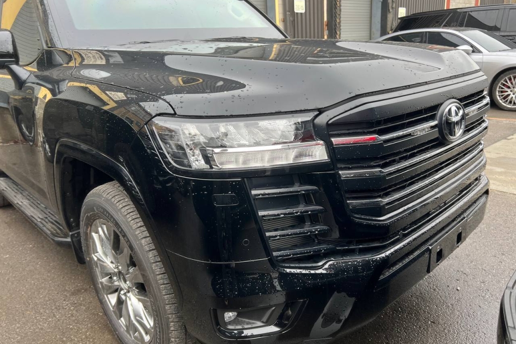 Toyota Land Cruiser 300 GUARD B6 2022 photo 2