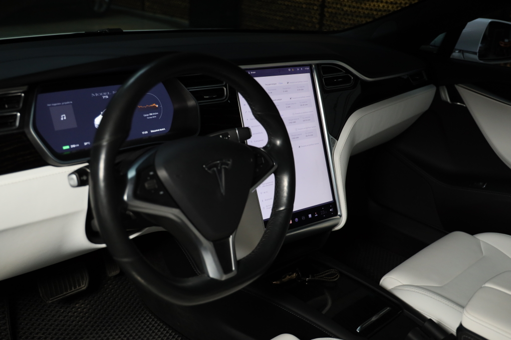 Tesla Model S 2017 фото 42