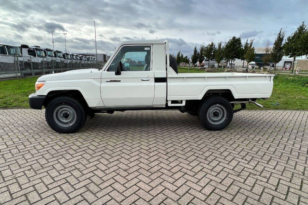 Toyota Land Cruiser 4x4 4.2D 2023 фото 6