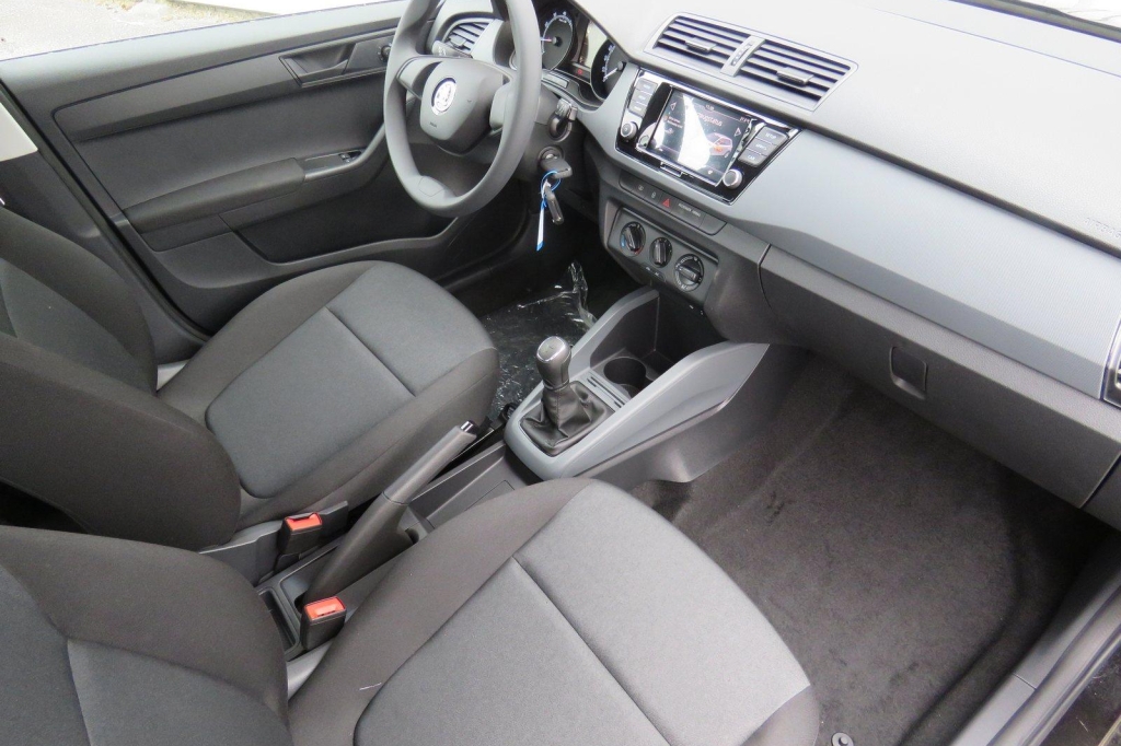 Skoda Fabia 2021 фото 4
