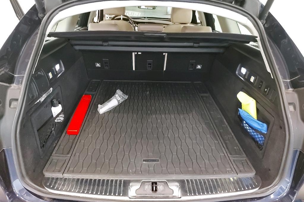 Jaguar XF Sportbrake 2018 photo 14