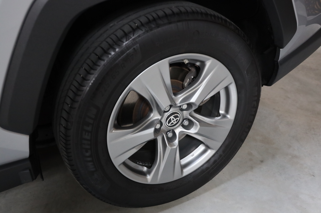 Toyota RAV4 2023 фото 8