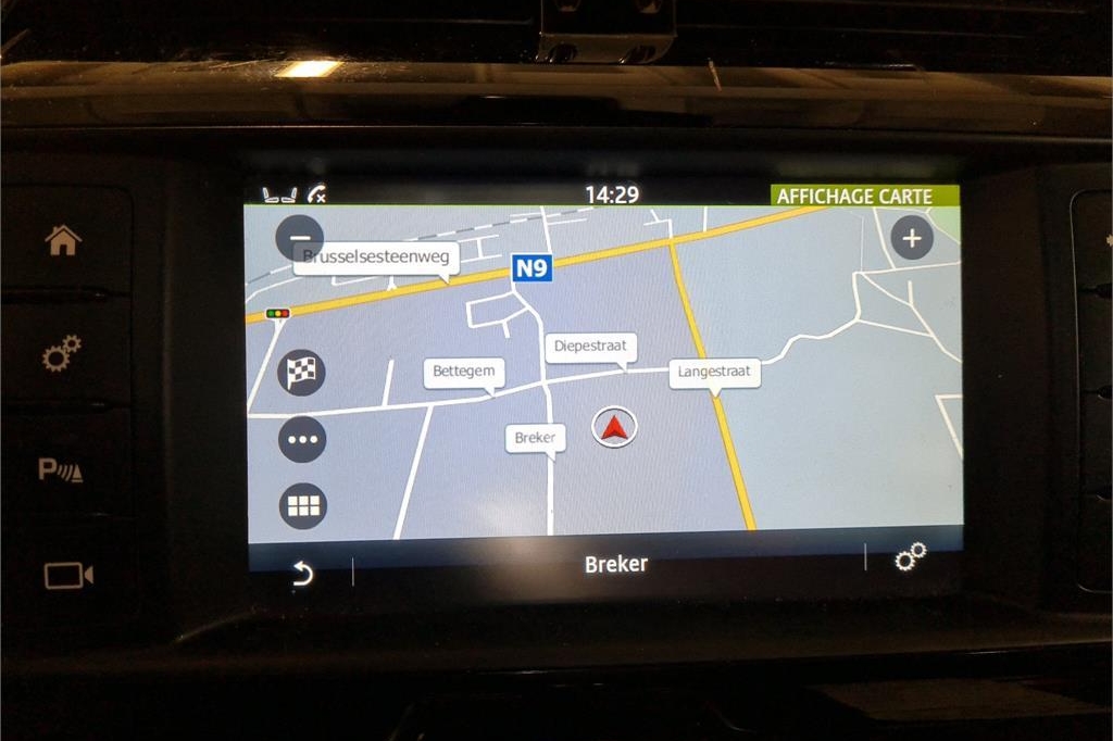 Jaguar XE 2016 photo 5