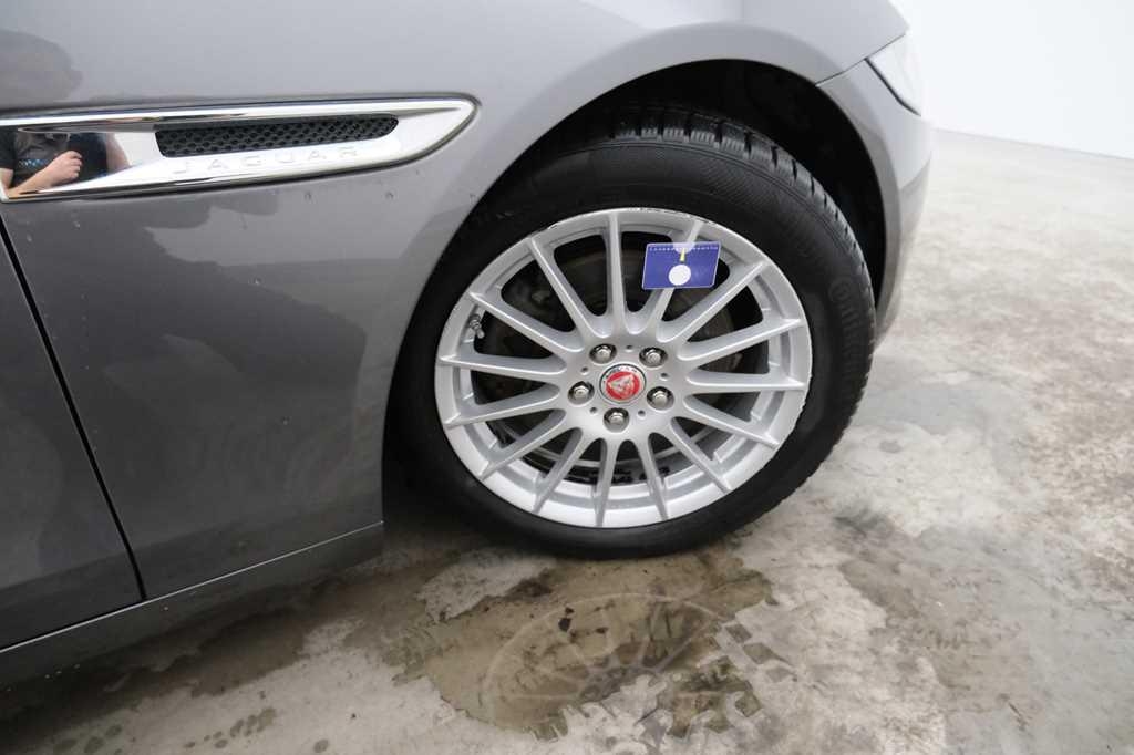 Jaguar XE 2015 фото 41