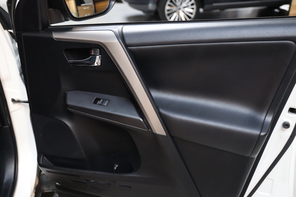 Toyota RAV4 2017 фото 28