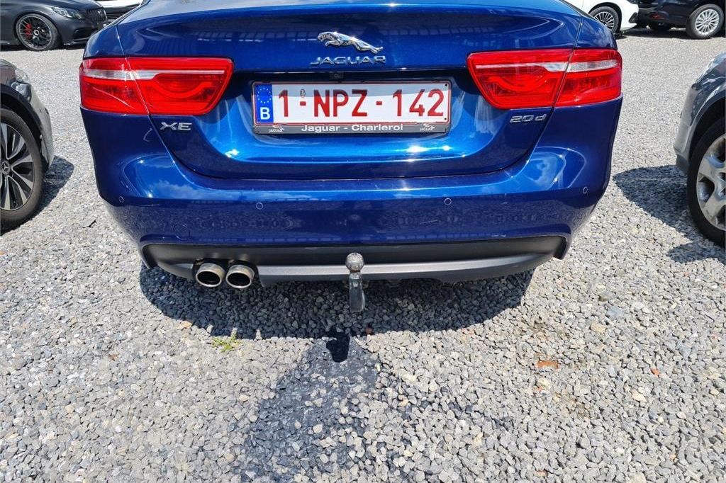 Jaguar XE 2016 фото 11