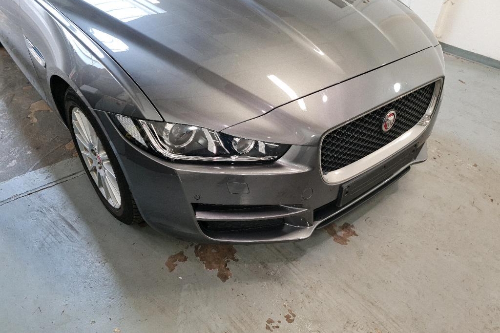 Jaguar XE 2016 photo 10