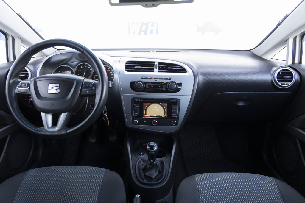 SEAT Leon 2011 фото 22