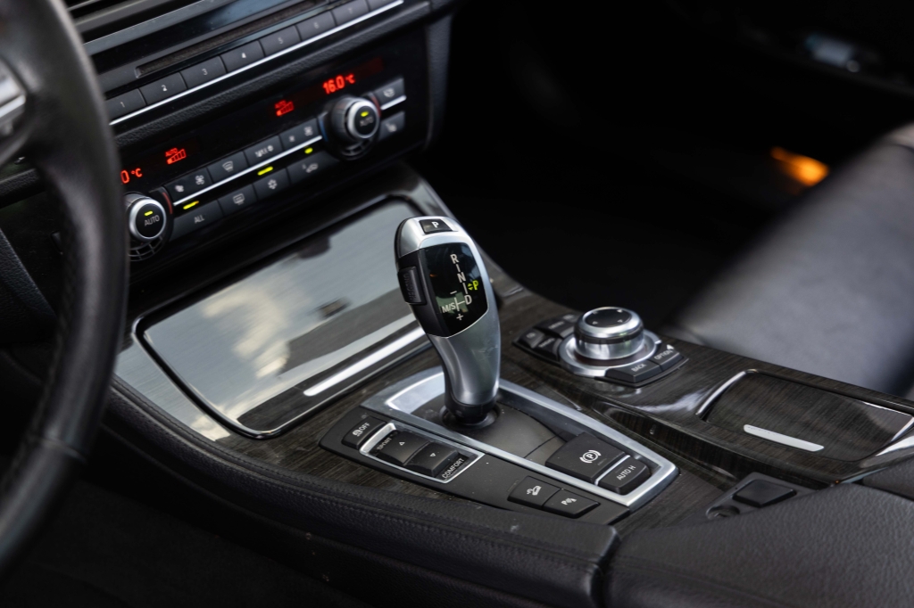 BMW 5 Series 2011 фото 26