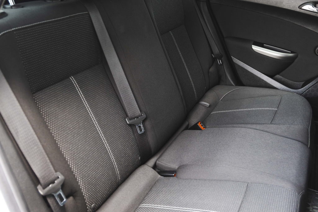 Opel Astra J 2011 фото 26