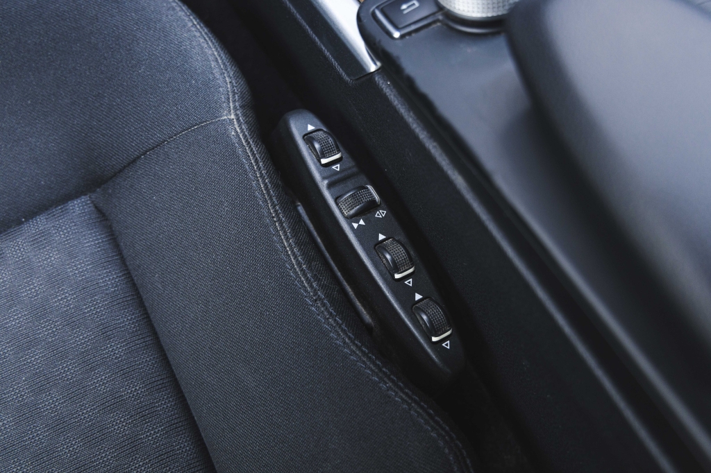 Mercedes-Benz E-Class 2010 фото 21