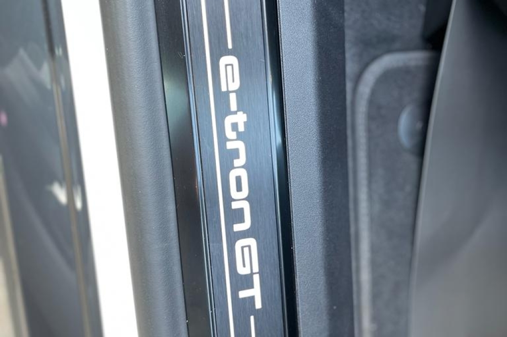 Audi e-tron GT 2021 фото 18