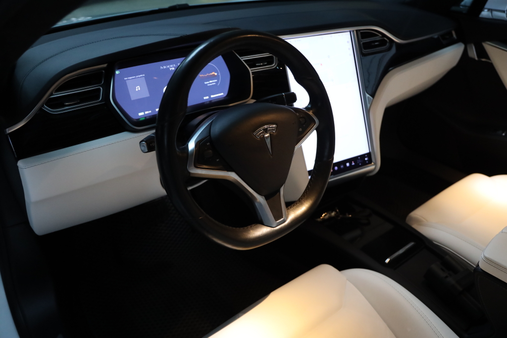 Tesla Model S 2017 фото 37
