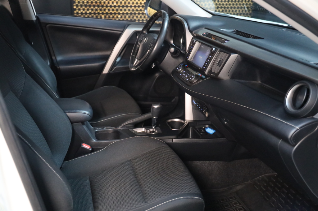 Toyota RAV4 2017 фото 13