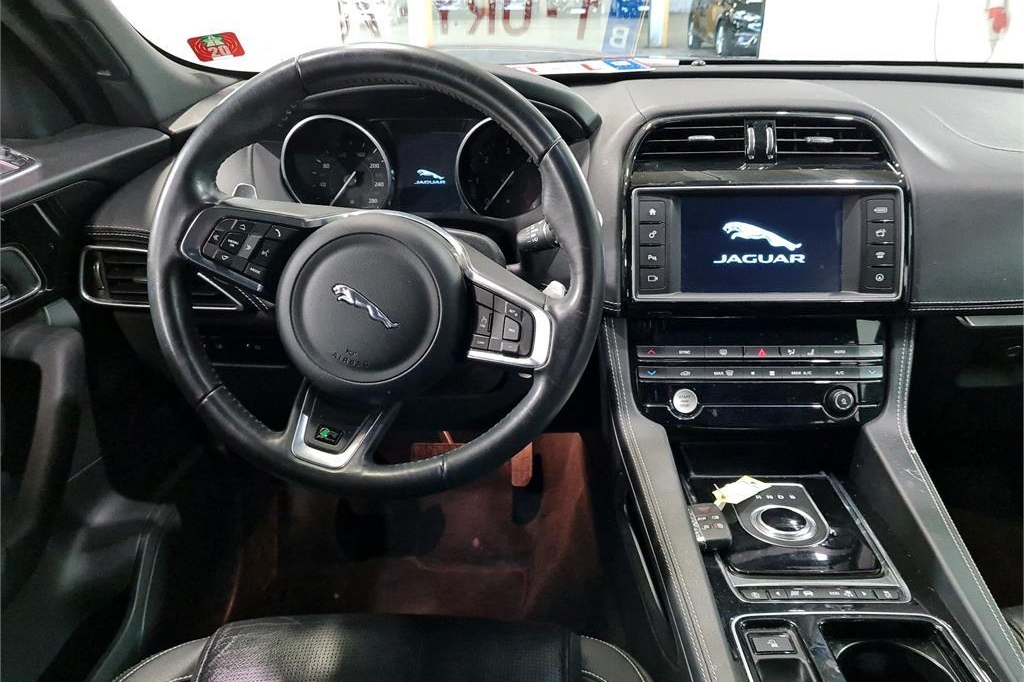 Jaguar F-Pace 2018 photo 8