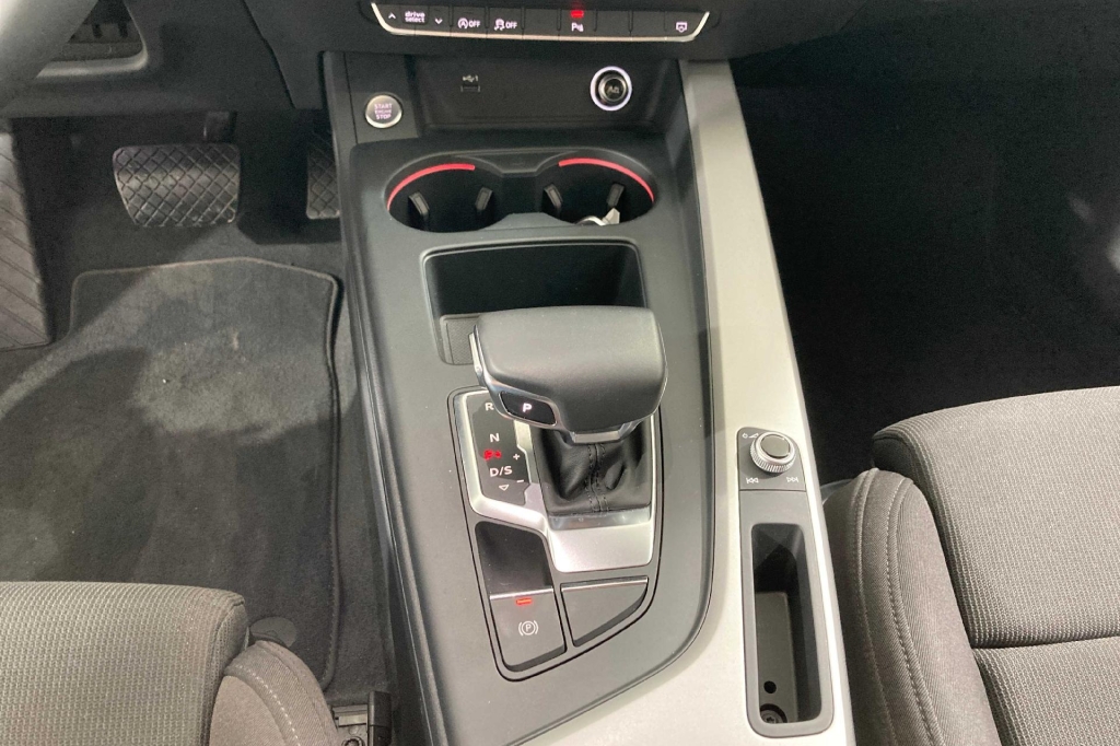 Audi A4 2020 фото 2