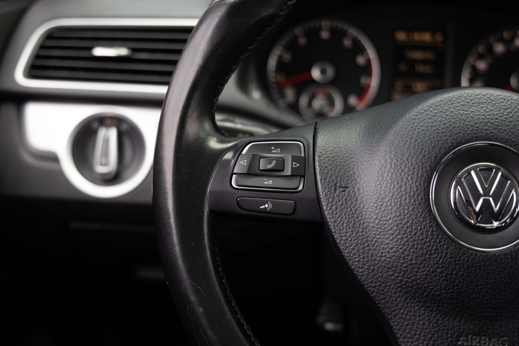 Volkswagen Passat 2012 photo 21