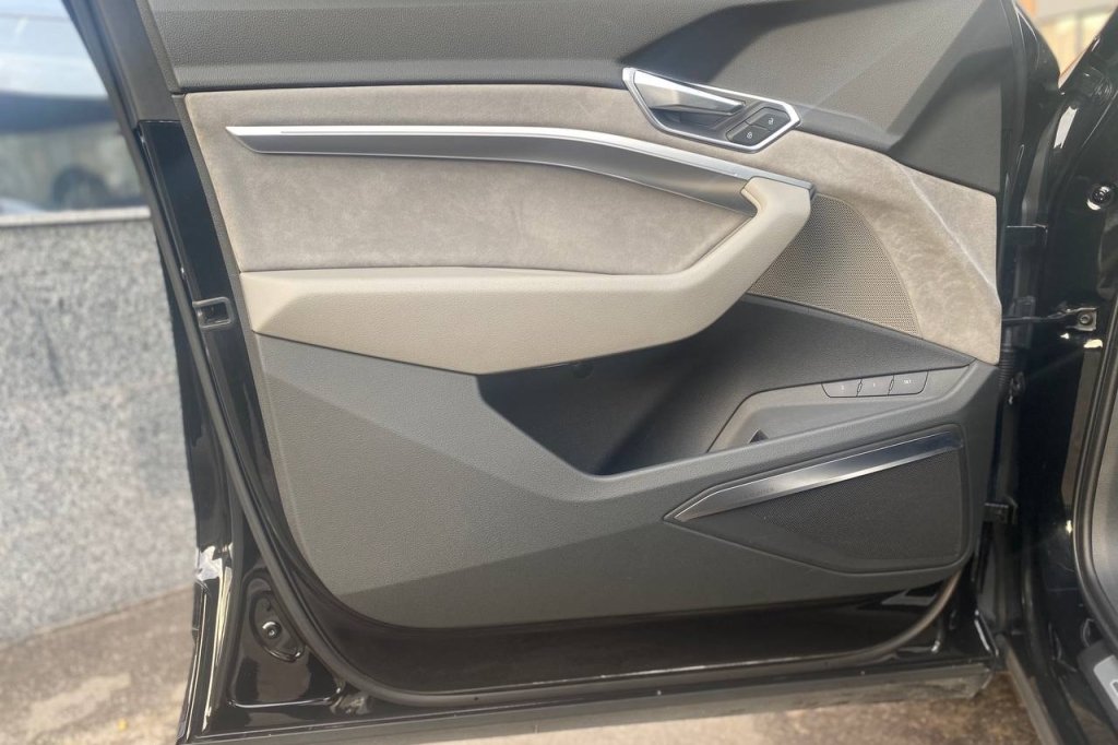 Audi e-tron 2019 фото 6