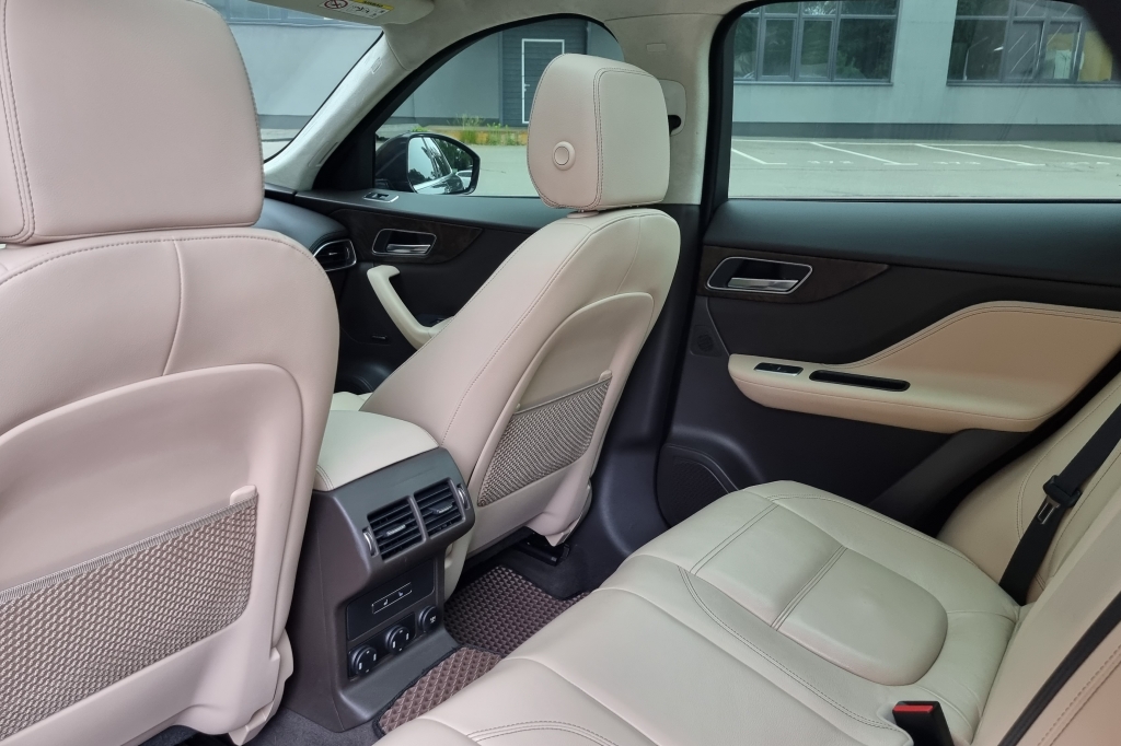 Jaguar F-Pace 2018 photo 19