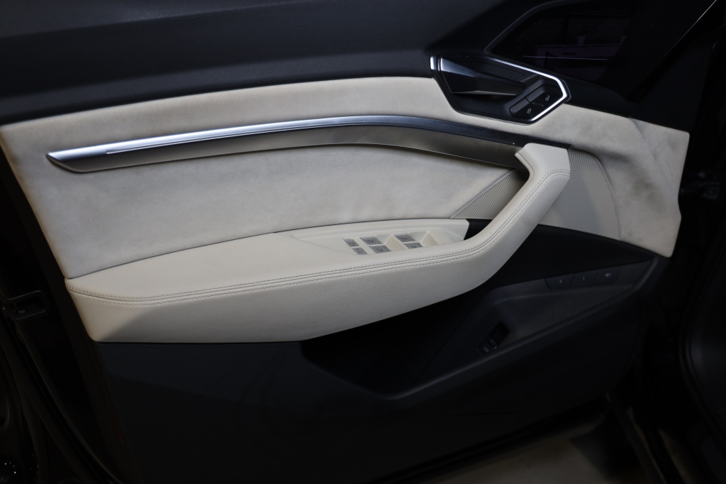 Audi e-tron 2019 фото 38