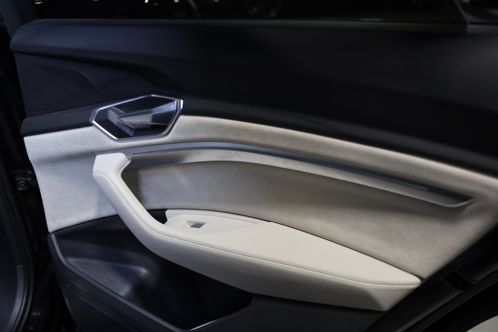 Audi e-tron 2019 фото 35