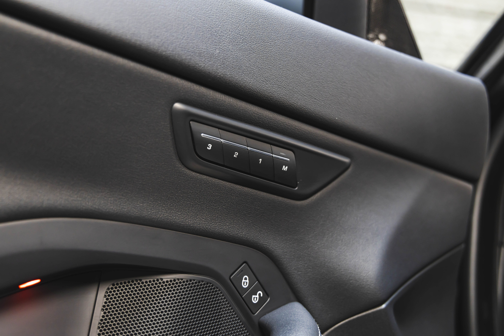 Jaguar E-Pace 2018 фото 18