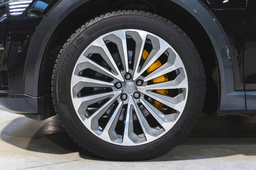 Audi e-tron 2020 фото 15