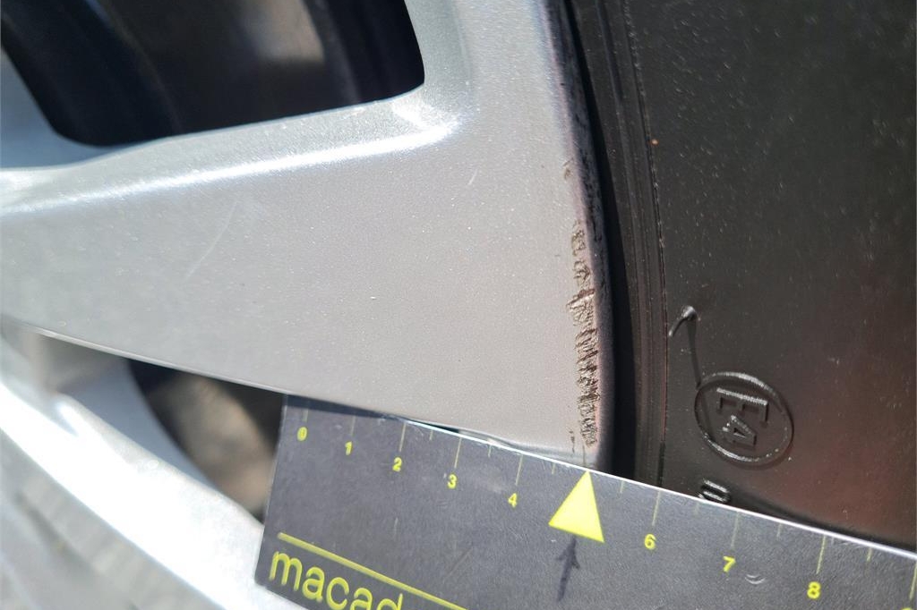 Jaguar XE 2016 фото 18