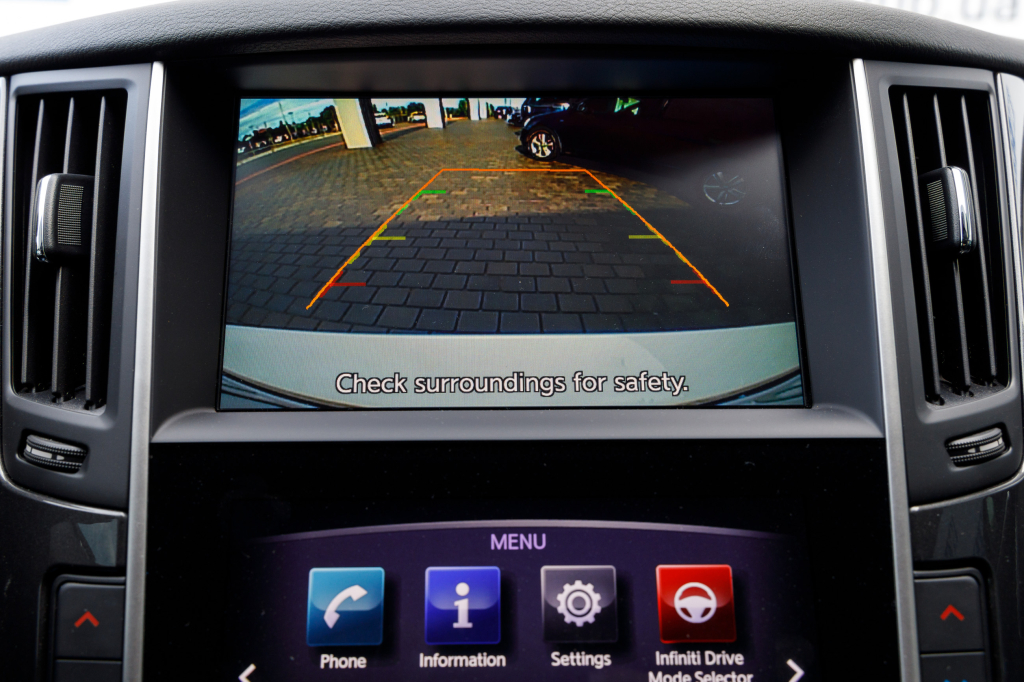 Infiniti Q50 photo 15