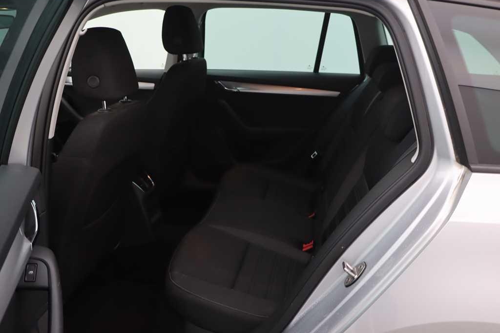 Skoda Octavia Combi 2018 фото 5