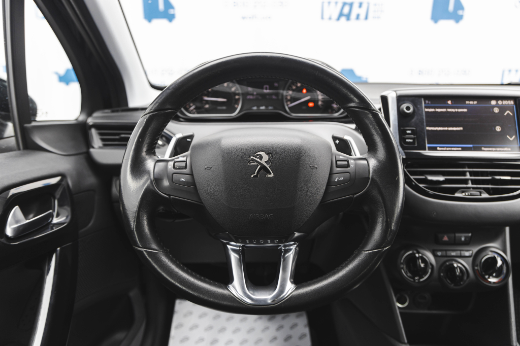 Peugeot 208 2017 фото 22