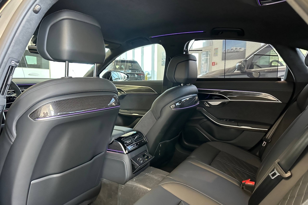 Audi S8 2025 фото 20