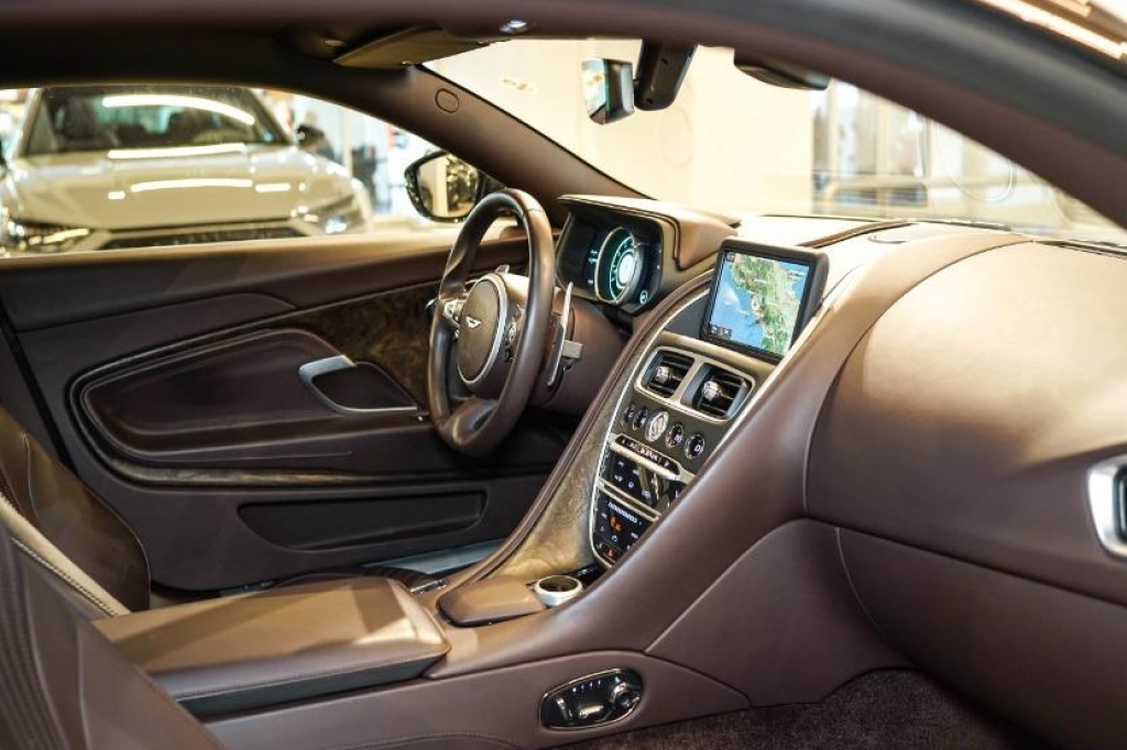 Aston Martin DB11 2018 фото 6