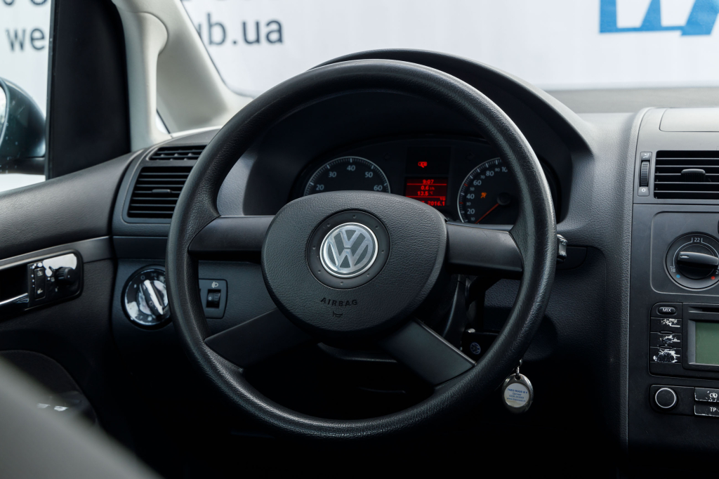 Volkswagen Touran MPI 2003 photo 17