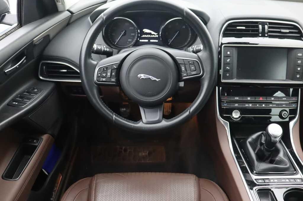 Jaguar XE 2015 фото 6