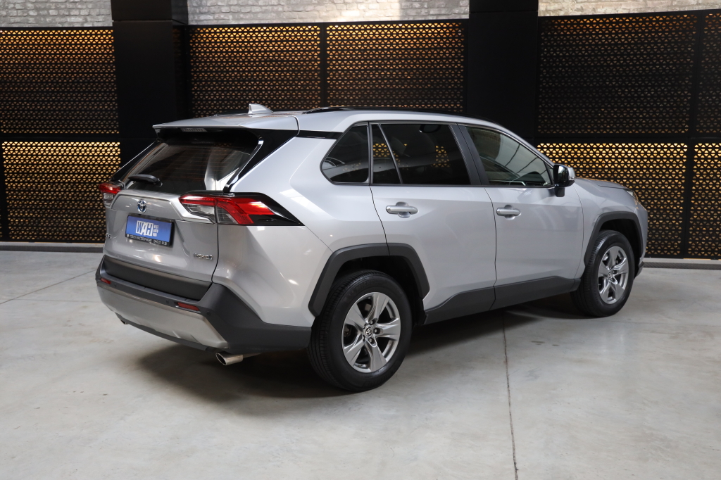 Toyota RAV4 2023 фото 6