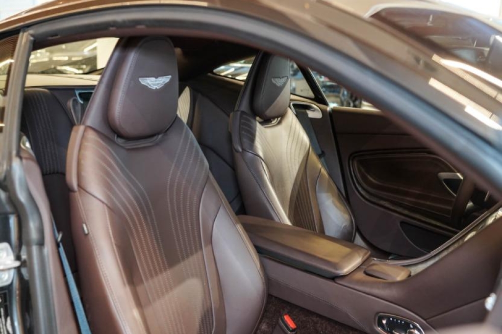 Aston Martin DB11 2018 фото 10