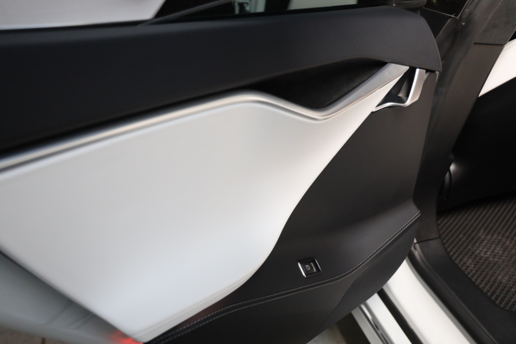 Tesla Model S 2017 фото 29