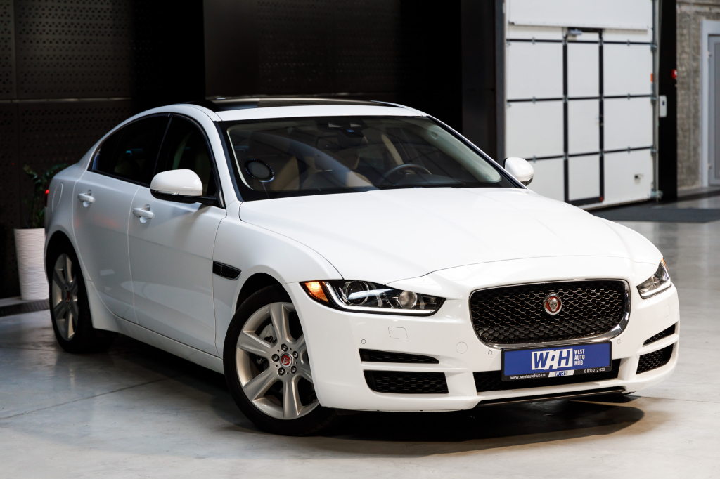Jaguar XE 25T 2017 photo 3